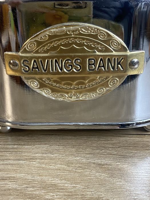 Метална касичка с ключ