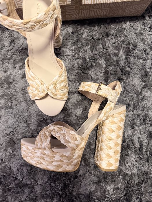 GUESS сандали на масивен ток