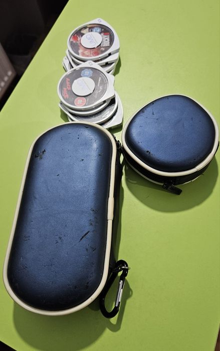 PSP portabil 2004 + 24 UMD-uri - Consola + Jocuri