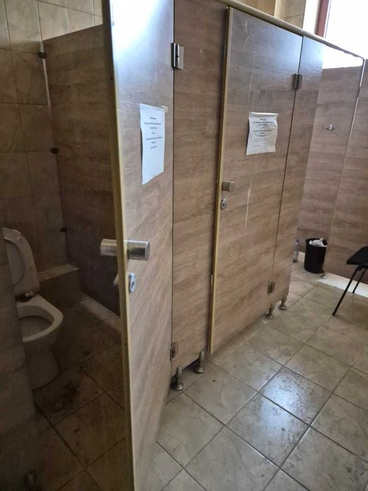 кабины туалетной комнаты