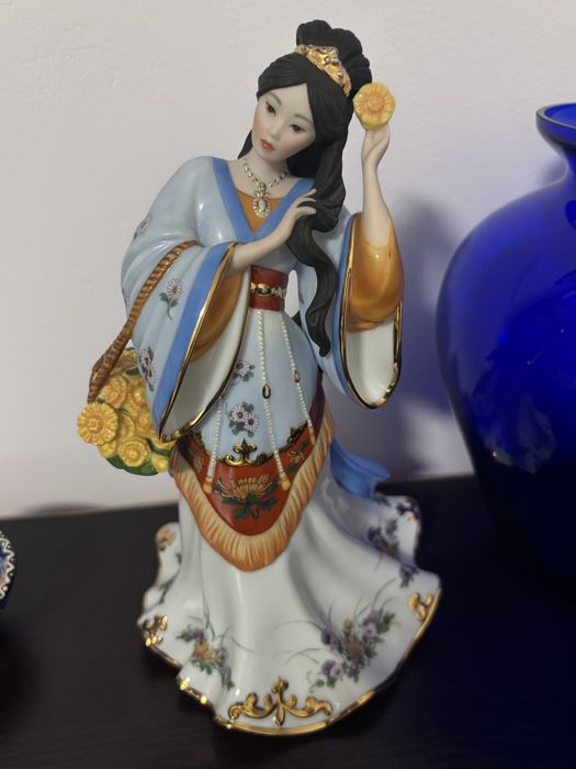Порцеланови статуетки на Lena Liu и Danbury Mint