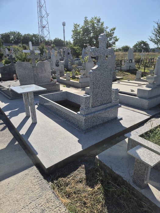 Monumente funerare
