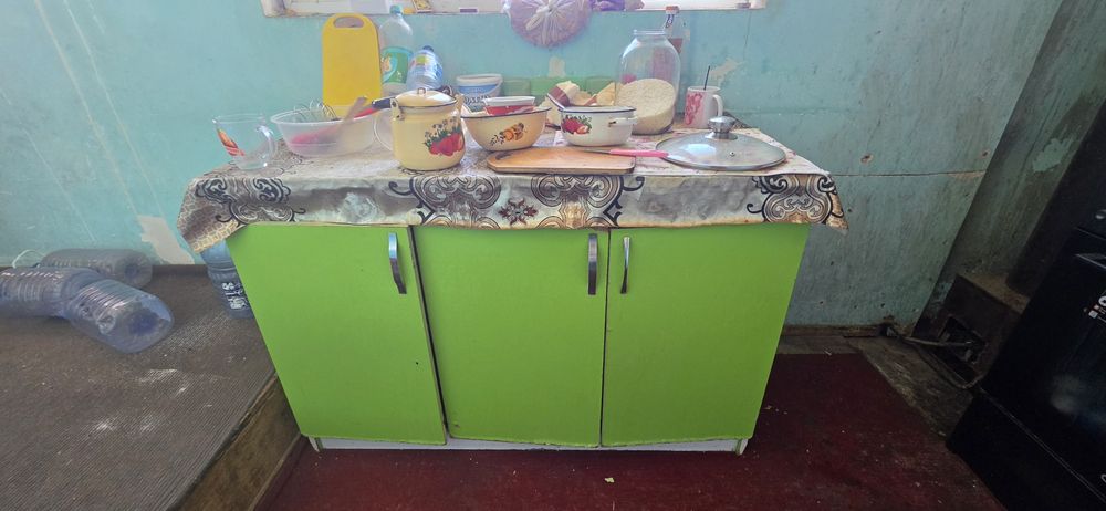 Шкаф, 2 айна, 1 кухенный бари сатылады