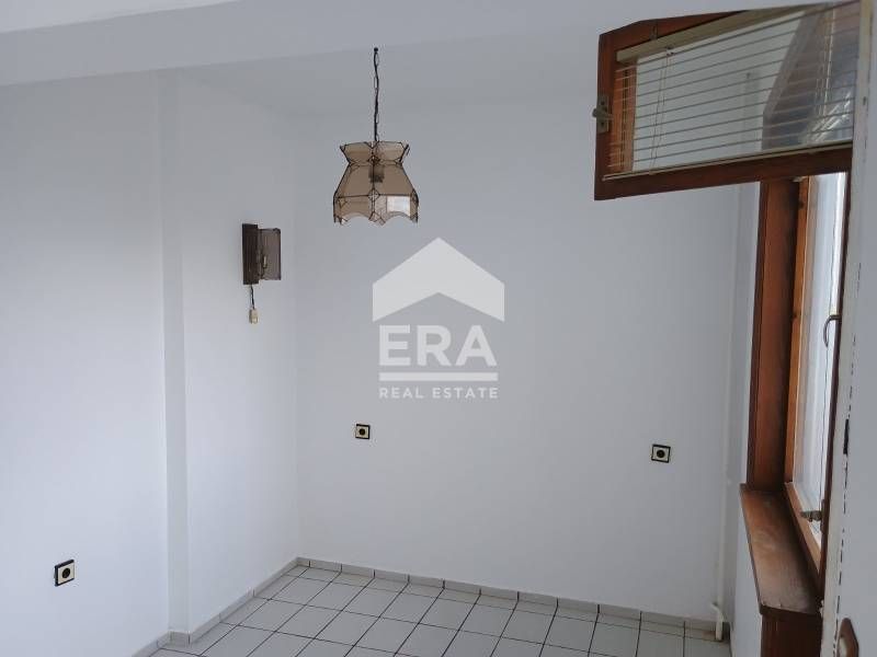 Тристаен апартамент във вход тухлена пломба в кв."Младост" за продажба