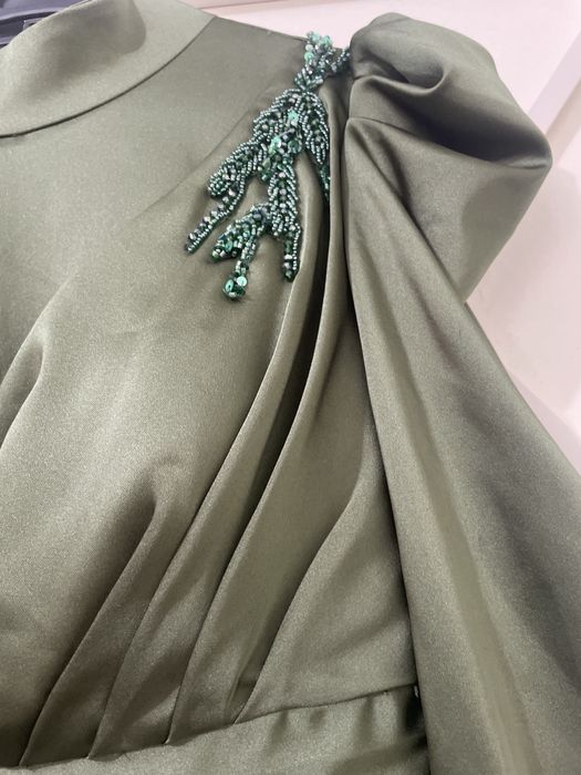 Платье шикарное почти новое!