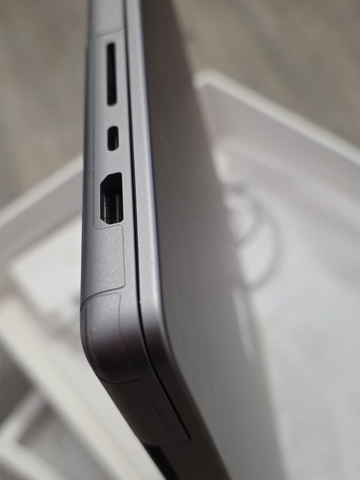 Vand MacBook Pro M1 16 inch inca in garantie