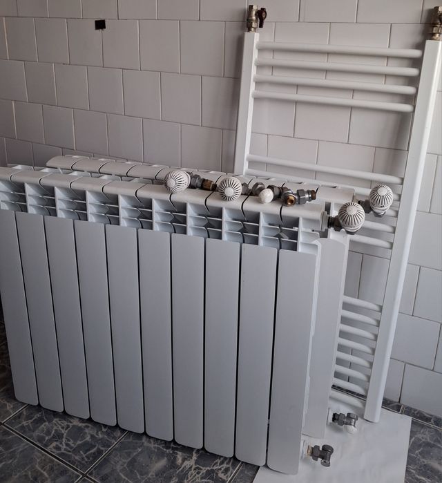Radiatoare aluminiu - 2 calorifere cu 10 elemenți, 1 baie. cu robineți  , 2 robineți termici ,2 retur.