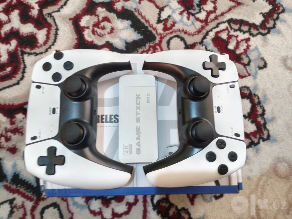 Mini Game Console 2.4G Wireless 3D 4K sotiladi. 2 ta simsiz pult bor.
