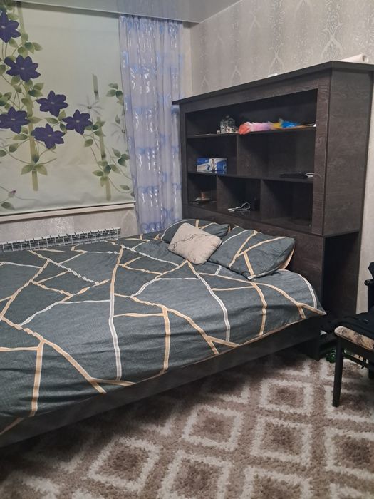 Продам кровать с полочками