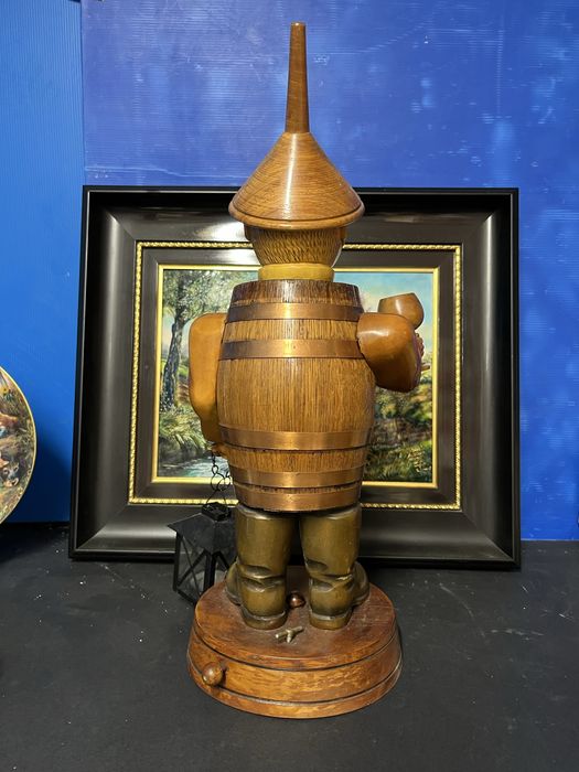 Рядка,стара рекламна фигура на бранд немско вино “Kellergeist”