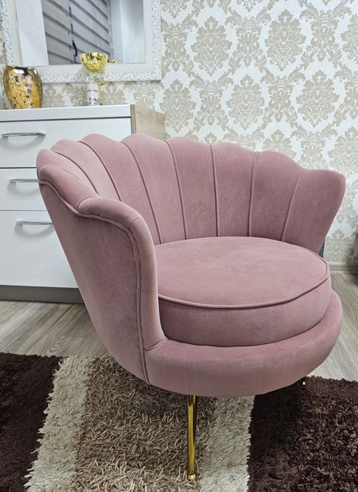 Луксозно кресло в форма на мида