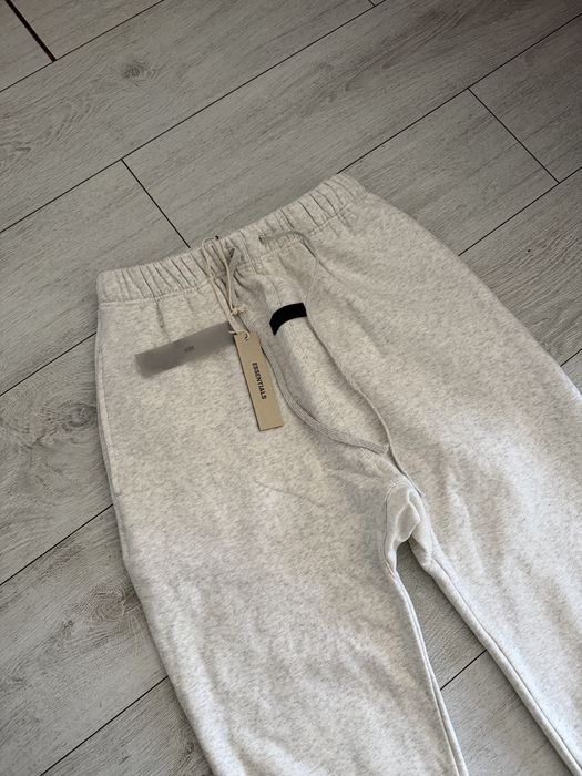 Pantaloni ESSENTIALS  noi marimea M/L