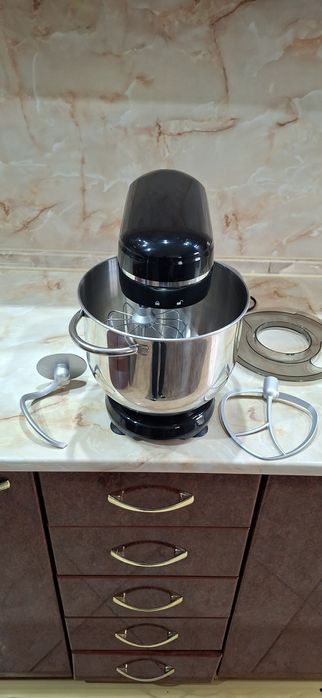 Планетарен миксер тестомесачка