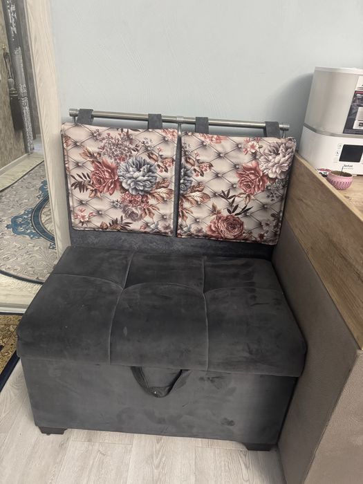 Уголок на кухню состоит из 3 штук