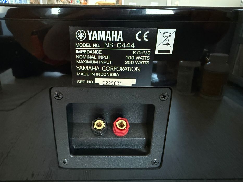 Център колона Yamaha NS-C444