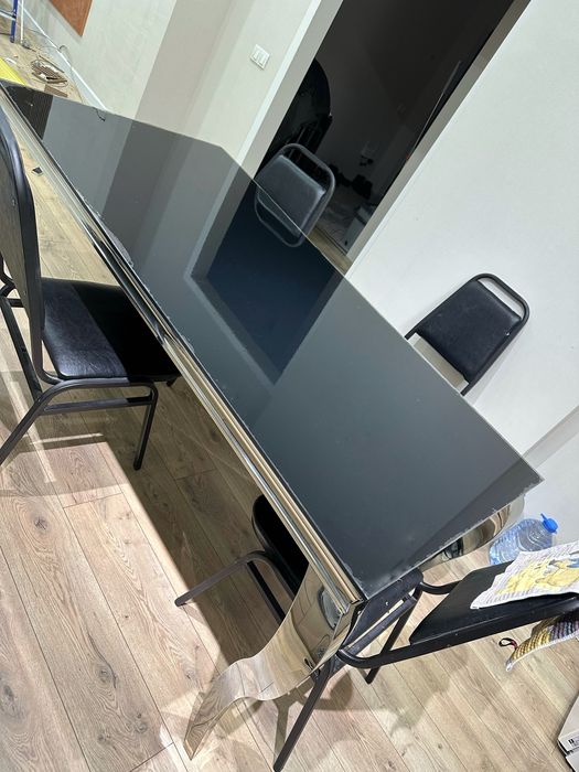 Стеклянный стол