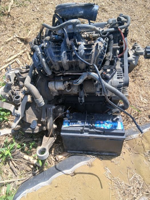 Vând motor pe benzina urgent