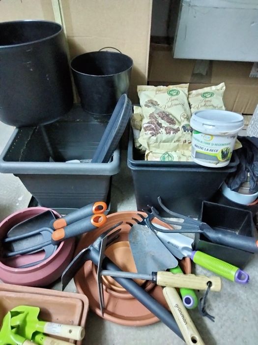 Coveltura 80 lei,ghivece 25 lei buc, pernă scaune 12 lei buc pernă pat