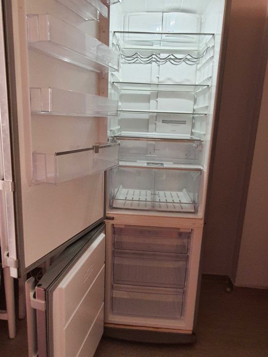 Продавам комбиниран хладилник с фризер Electrolux