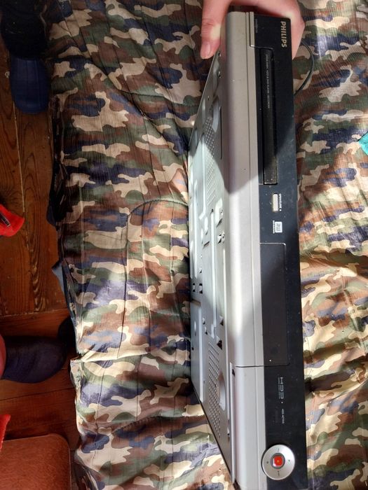 Vând DVD-player,nefolosit, 200 de lei.