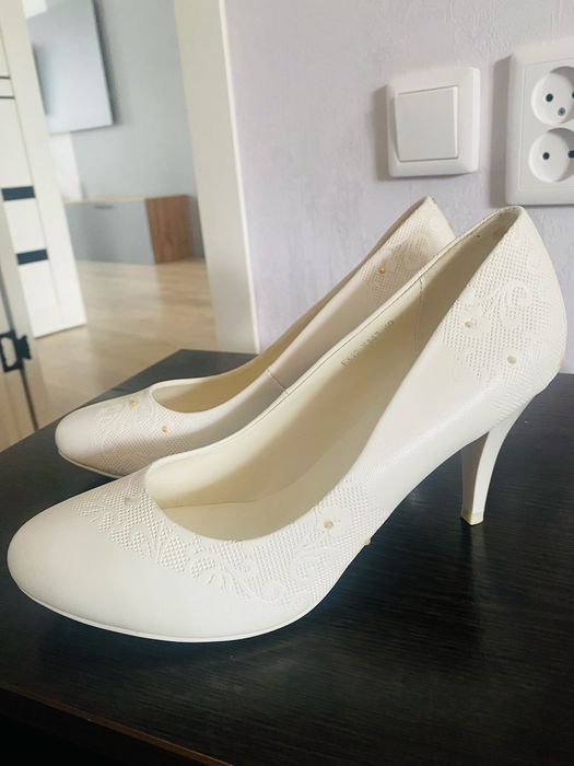 Продам белые туфли 40 р