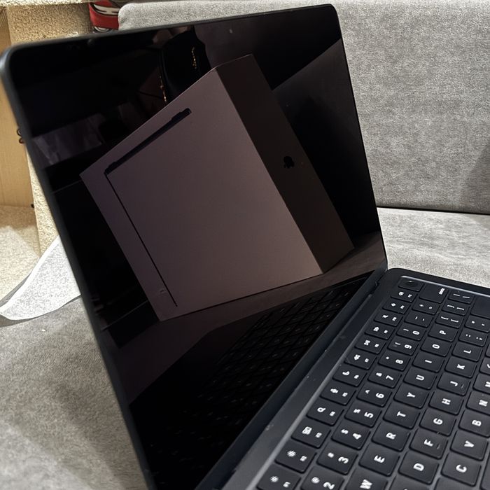Продам macbook air 13 512гб 2025 m4