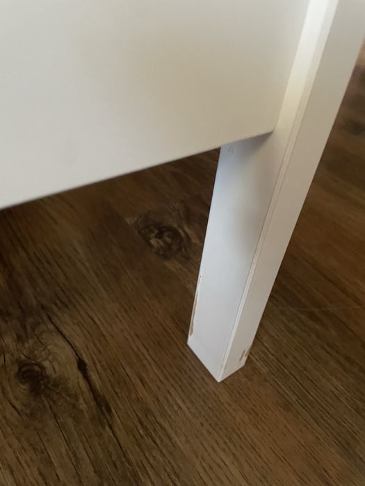 Кошара и маса за преобличане