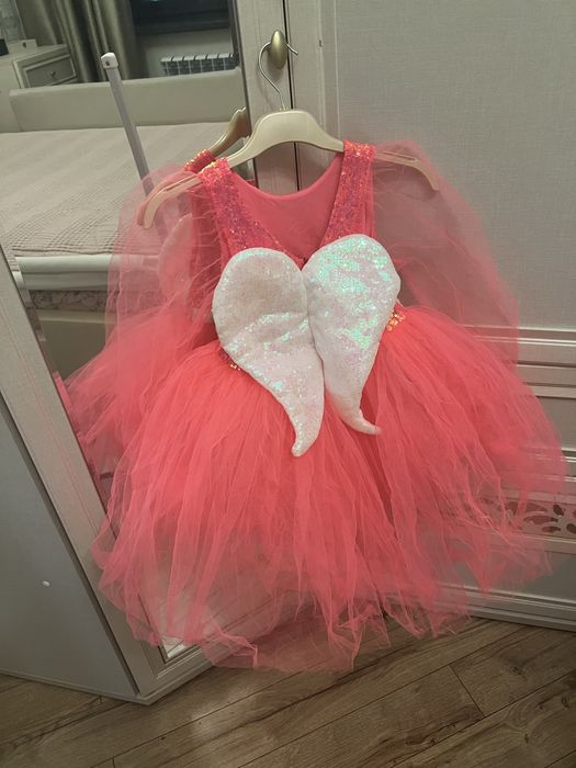 Платья на девочку, в очень хорошем состоянии.