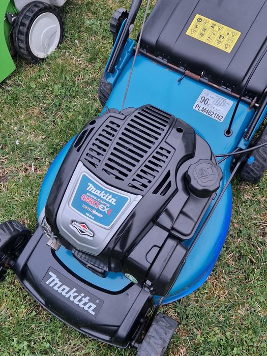 Mașini de tuns iarba, gazon