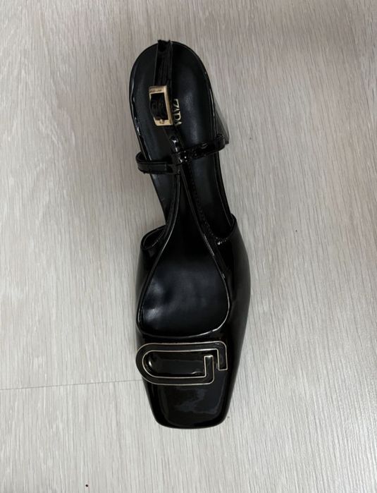 Оригинальтые туфли на каблуках Зара.