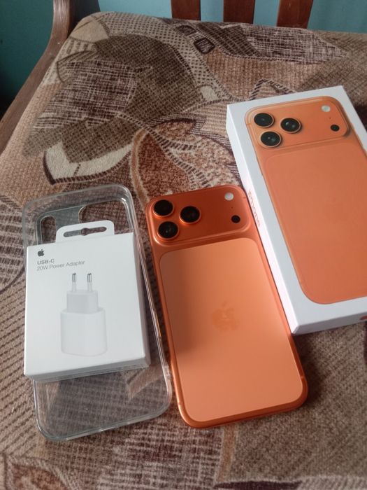 Продам айфон 17 про Макс память 256 есть чехол и зарядка новая коробка