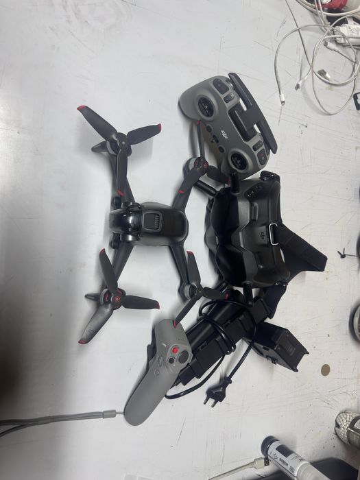 Dronă DJI FPV Combo – Pachet Complet FPV (Ochelari Goggles V2 + 2 Radiocomenzi)