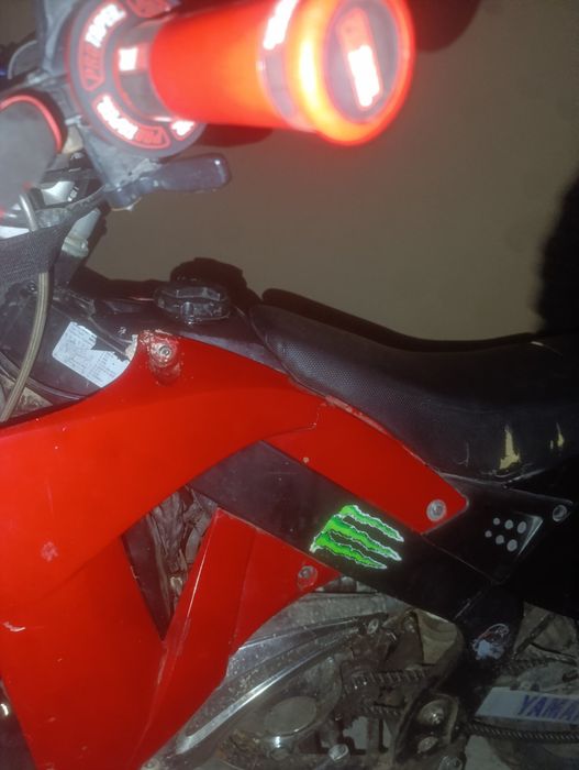 Мотора идва с цяла щата с резервни части и мотора върви отлично