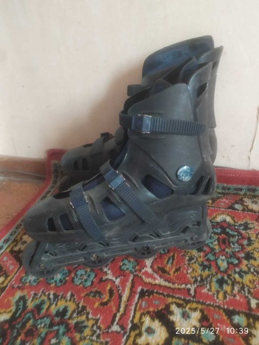 Роликовые коньки черные размер 39