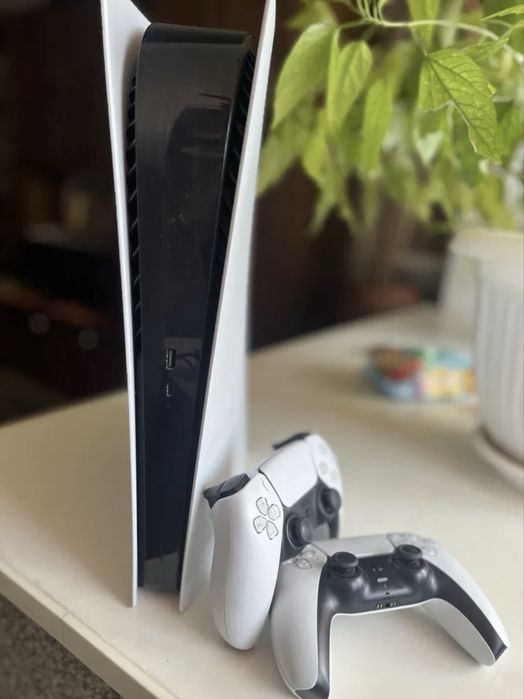 Playstation 5 с двумя джойстиками