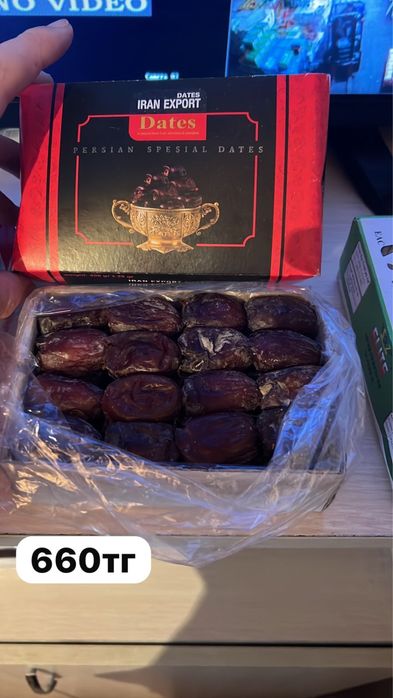 Құрмалар бар көп мөлшерде балғын достовка бар