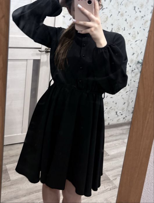 платье черное на пуговицах