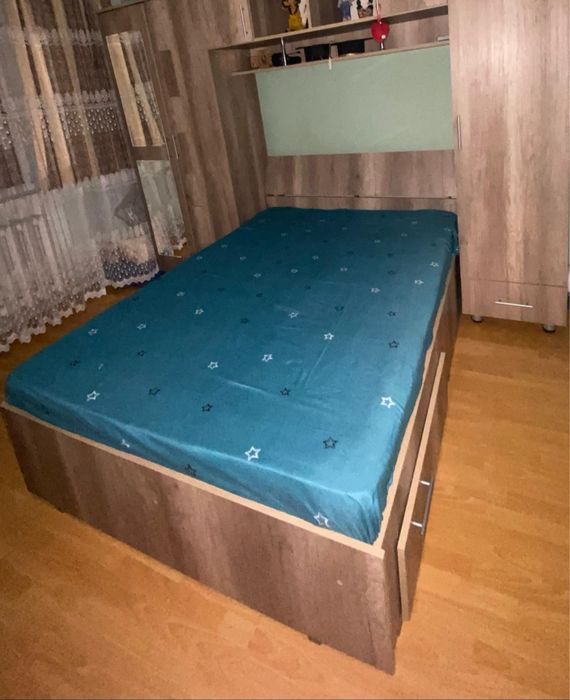 Dormitor complet dulap rafturi dulap umerase sertare la pat salteaua