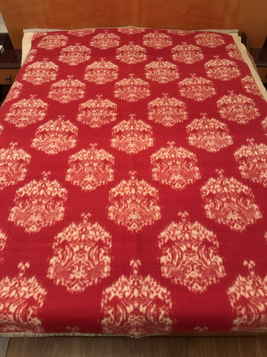 Одеало дебело вълнено с две лица.