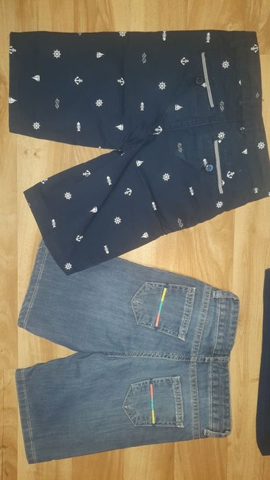 Къси панталони и тениски за дете на 5-6 години.