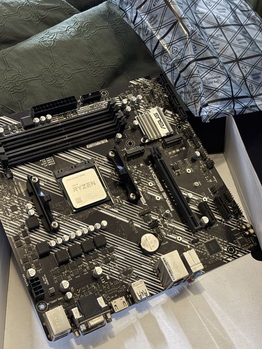 AMD Ryzen 7 5700G + Placă ASUS B550M-K