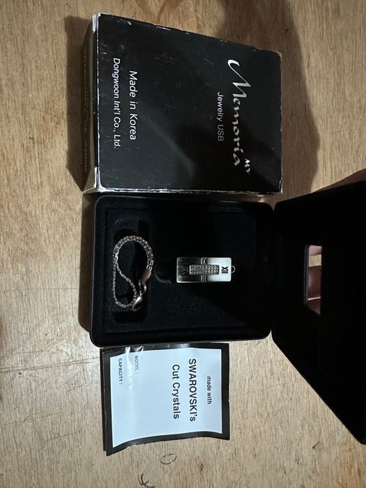 Продам флешку с кристаллами Swarovski