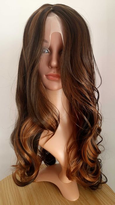 Парти тъмно кафява синтетична перука с руси кичури , на път, 65 см