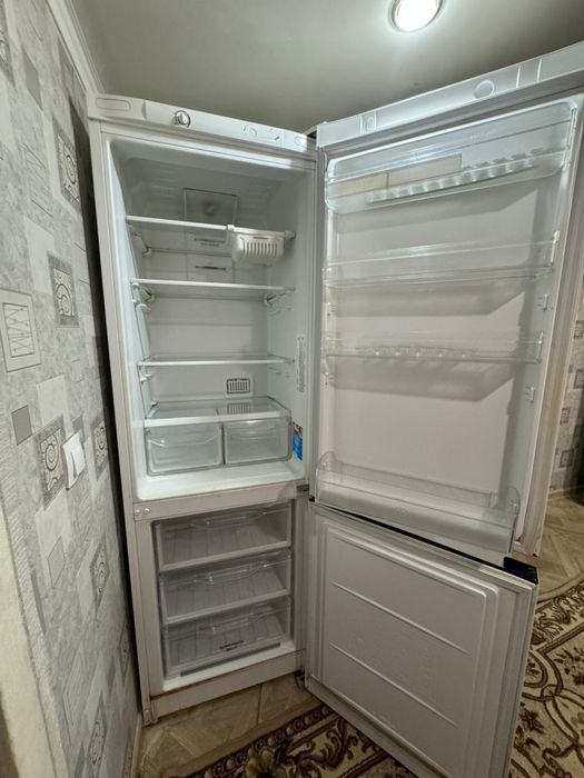 Продам холодильник Indesit