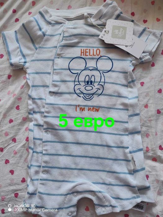 нови дрехи с етикет за бебе