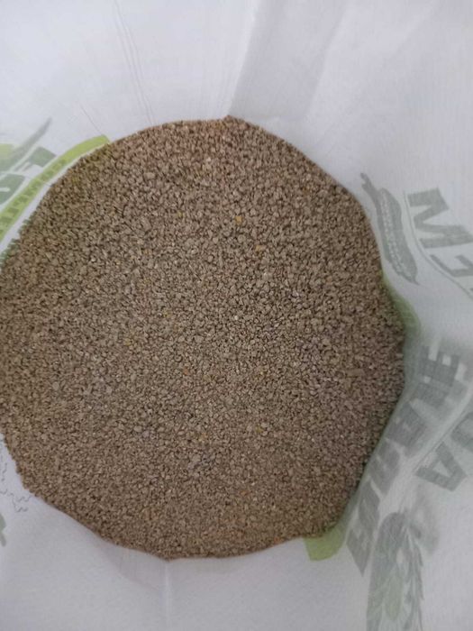 Vand furaje pentru animale de ferma