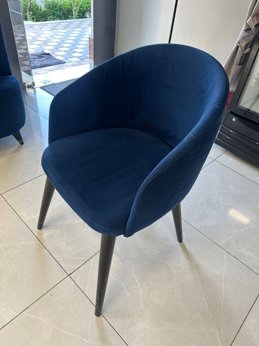 Диваны, стулья , столы, раковина, люстры.