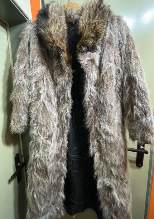 Палто- нутрия- с яка от каскадна лисица.