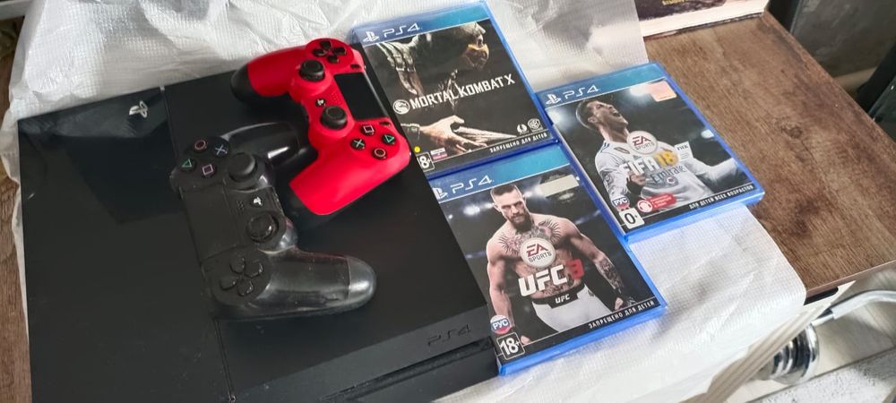 Продаеться игровая приставка Sony Playstation 4
