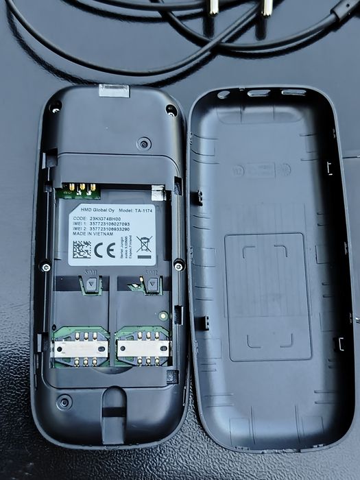 Простой кнопочный телефон Nokia 105